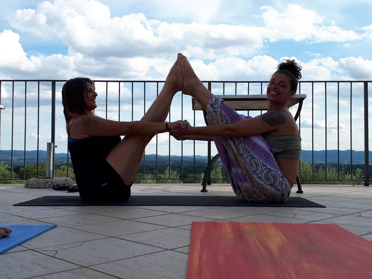 Partner boat pose with scenic views